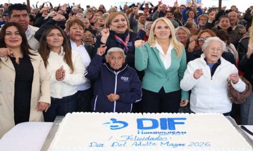 Festeja Huixquilucan a abuelitos con música, baile y regalos