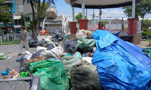 Toluca impide acumulación de residuos sólidos en plazas y kioscos