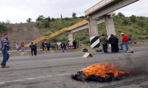 Vecinos de San Miguel Balderas vuelven a bloquear la Toluca-Ixtapan de la Sal