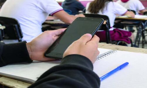 Celulares bajo reglas en aulas del Edomex