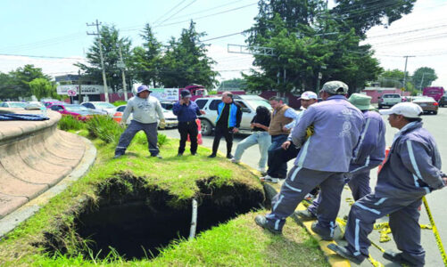 Atiende Toluca socavón en Calzada del Pacífico