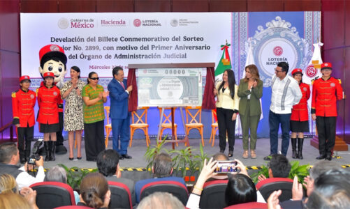 Develan billete de Lotería por primer aniversario del Órgano de Administración Judicial