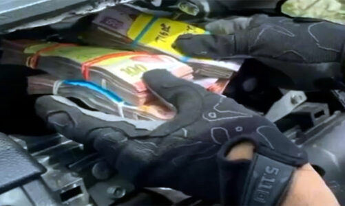 Caen dos con armas, dinero en efectivo y droga