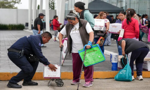 Entrega La Paz despensas para familias vulnerables