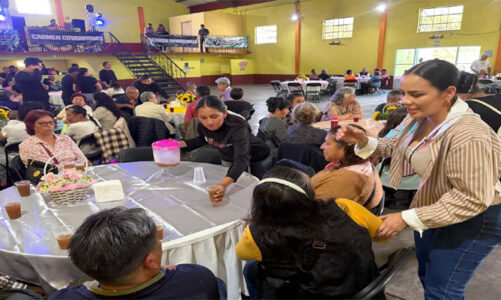 En Tlalmanalco, Carmen Covarrubias festeja a los adultos mayores
