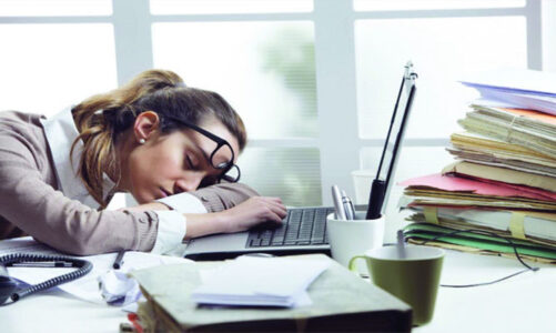 Advierten sobre riesgos del desgaste profesional por estrés laboral