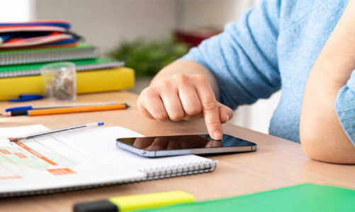 Abren consulta para definir uso de celulares en escuelas mexiquenses