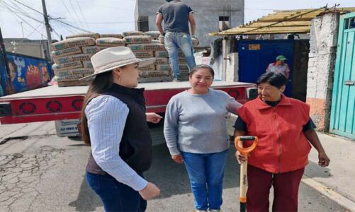 Ivette Topete entrega cemento para rehabilitar panteón de San Francisco Zentlalpan