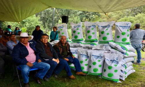 Texcoco apoya la producción pesquera con entrega de alimento para peces