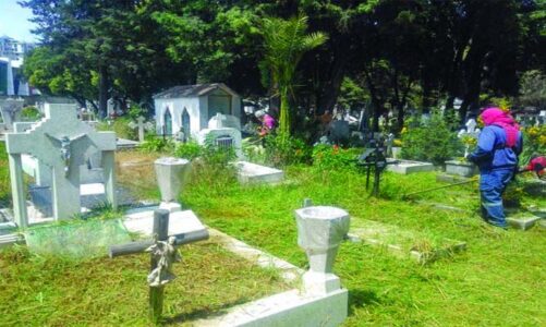 Alistan panteones de Toluca para recibir visitantes en Día de Muertos