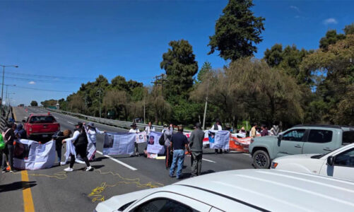 Familiares de desaparecidos bloquean la México-Toluca