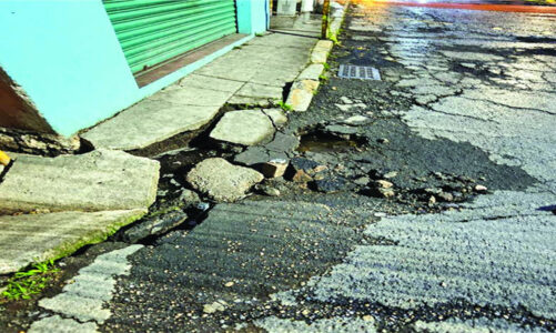 Alertan vecinos por hundimientos en calles de El Carmen Totoltepec