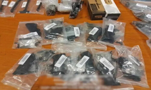 Aseguran un tractocamión, armas y decenas de piezas para fusiles