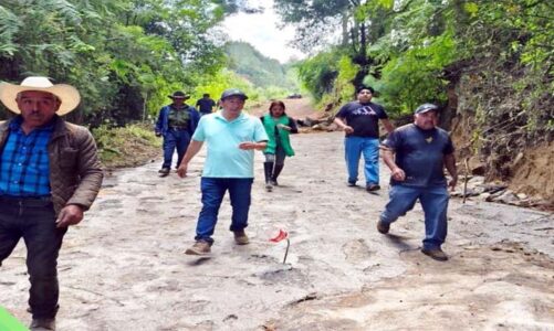 “El Rocky” fortalece caminos en zona boscosa de Ecatzingo