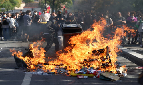 Estudiantes incendian Francia