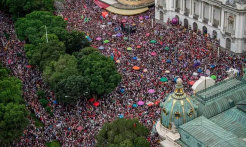 Miles marchan en Río contra Flávio Bolsonaro