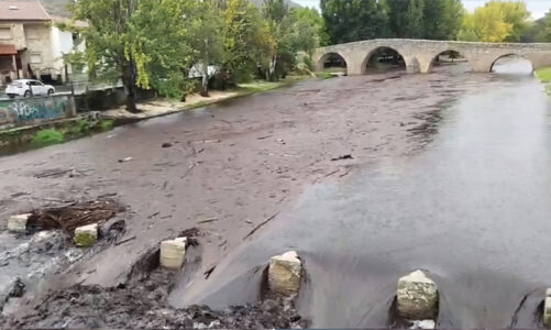 Río se tiñe de negro en España